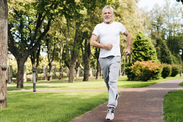 uomo-anziano-della-foto-a-figura-intera-che-corre-all-aperto_23-2148247246